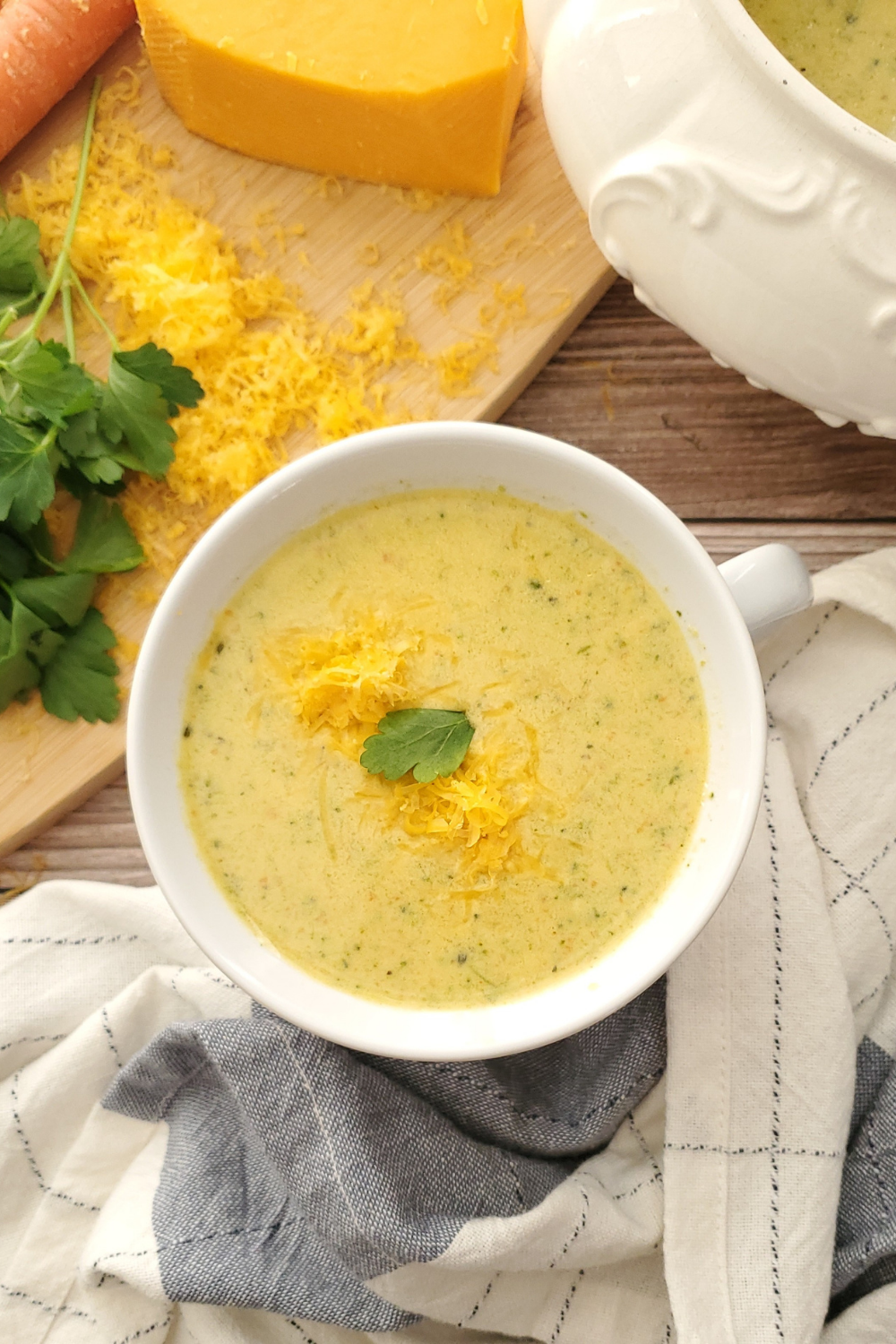 LOW CARB BROCCOLI AND CHEESE SOUP